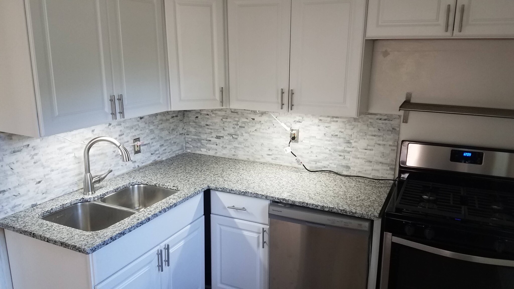 Himilayn backsplash - 2720 Emerson Ave S