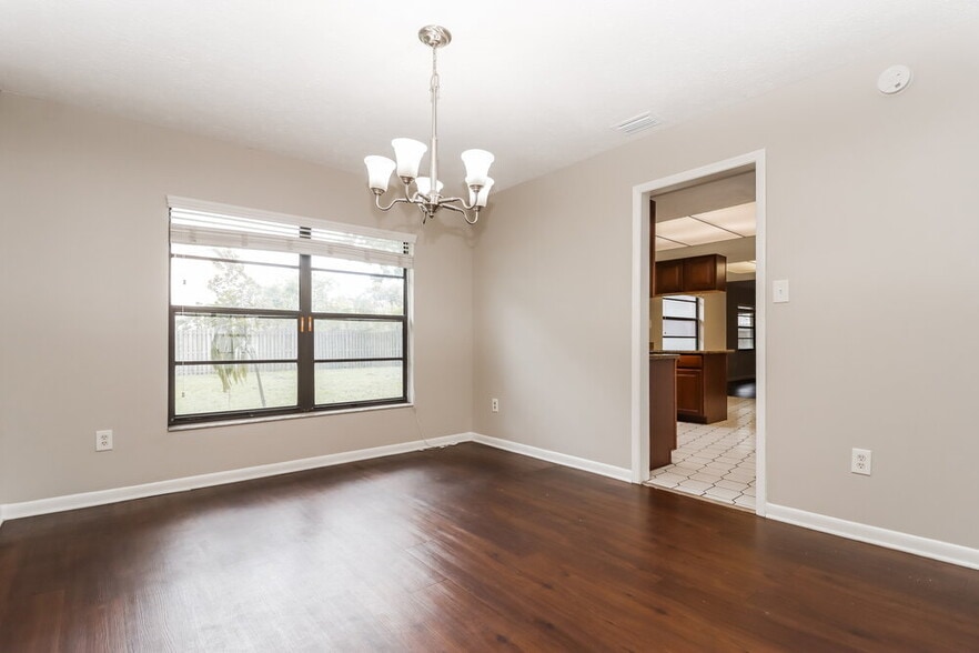 Building Photo - 15715 Country Lake Dr