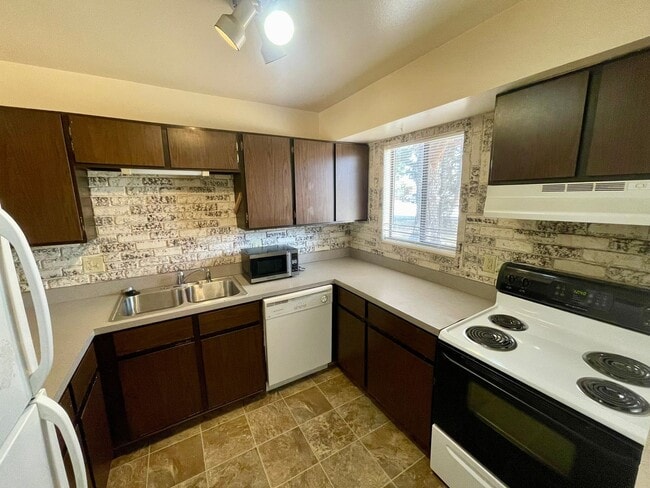 Building Photo - Beautiful Two-story, 3 Bed, 1.5 Bath Condo 1/2 Mile from CSU!