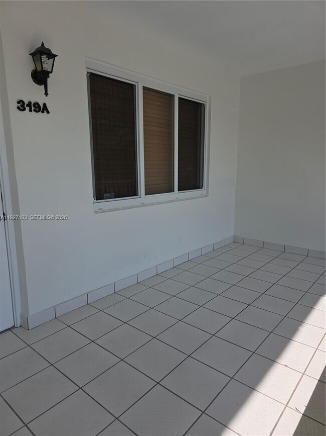 Building Photo - 501 Blue Heron Dr