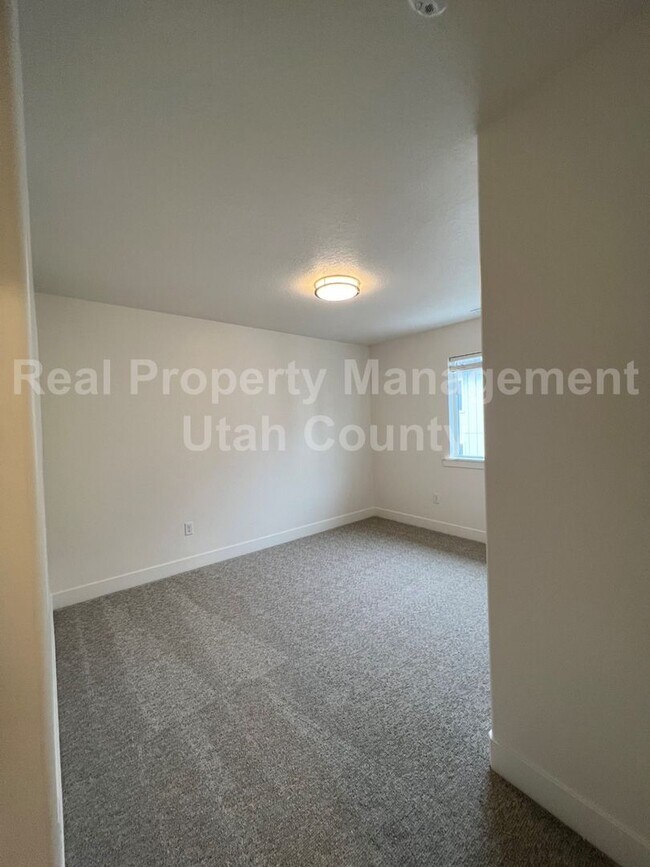 Building Photo - Newer American Fork Townhouse