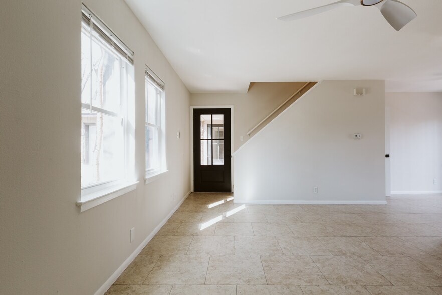 Building Photo - 1402 Fairfield Dr