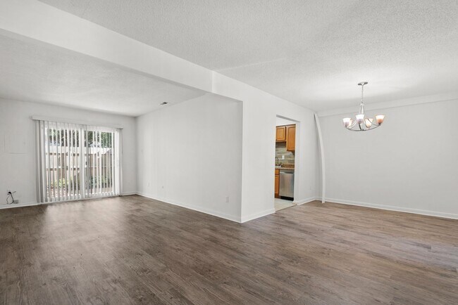 Building Photo - Virginia Beach Townhome