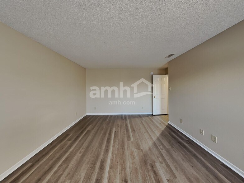 Building Photo - 10812 Parker Dr