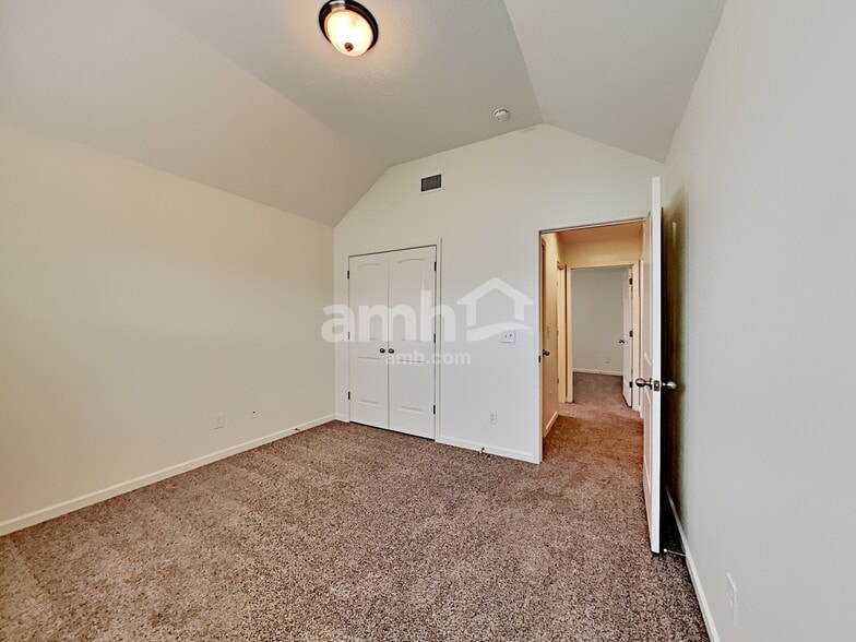 Building Photo - 123 Farmbrook Ct