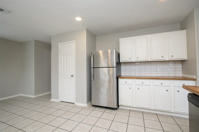 Building Photo - 18926 Piney Way Dr