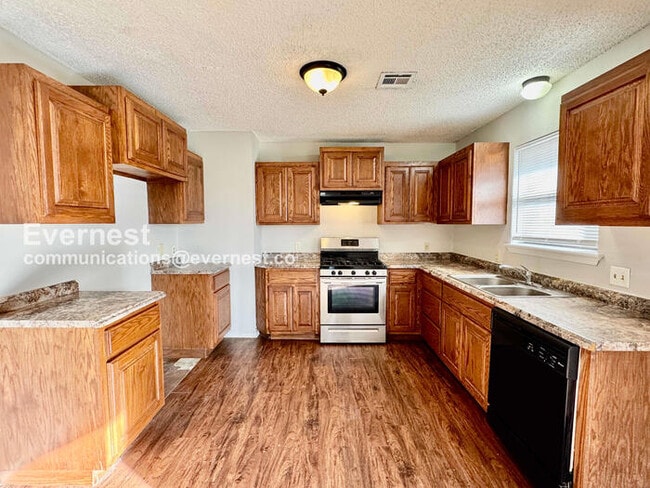 Building Photo - 3 Bed/1 Bath Home with Fenced Yard & Garage / Pet-Friendly / Available Now!