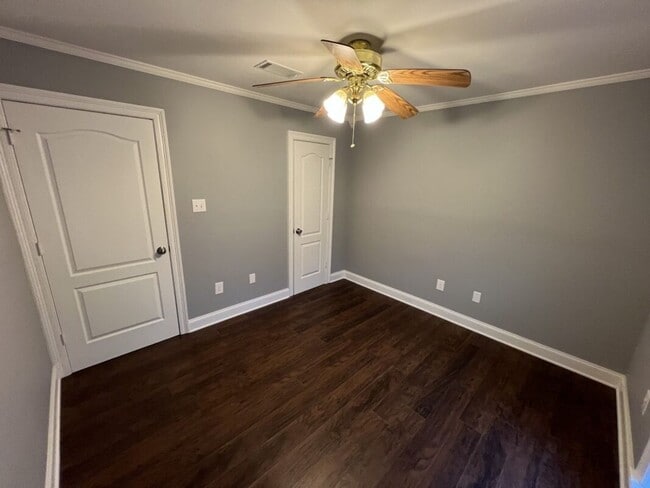 Building Photo - Must See!  Trendy 3 bedroom, 2 bath home i...