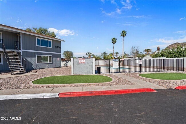 Building Photo - 1346 E Mountain View Rd