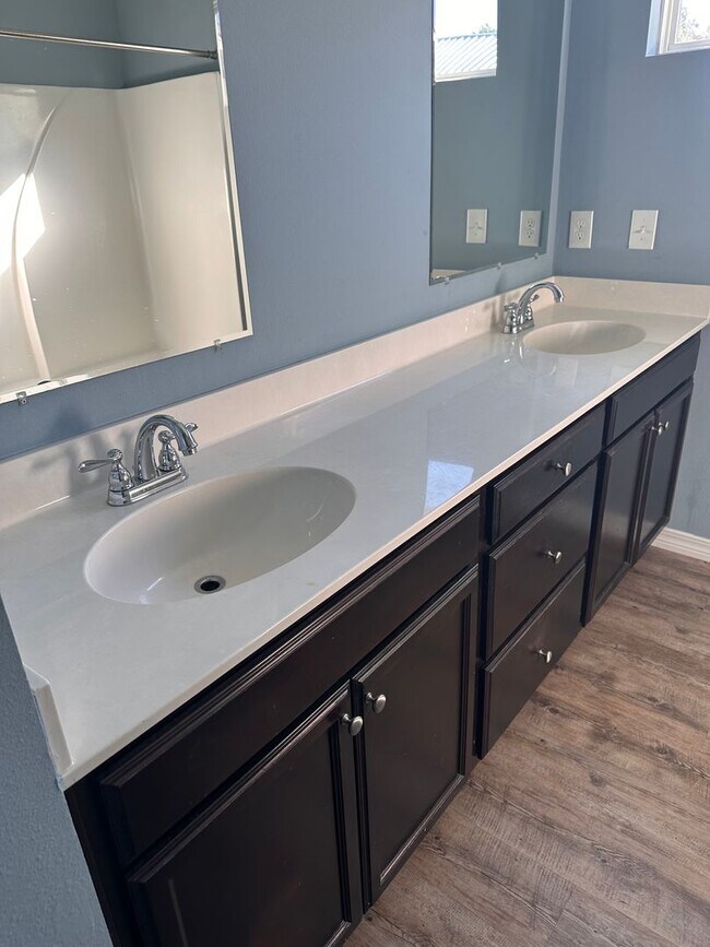 Building Photo - Beautiful 3 Bedroom/ 2 Bath Home