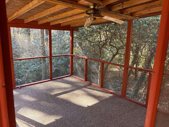 Building Photo - "Charming 3-Bedroom with 2 Full Baths in H...