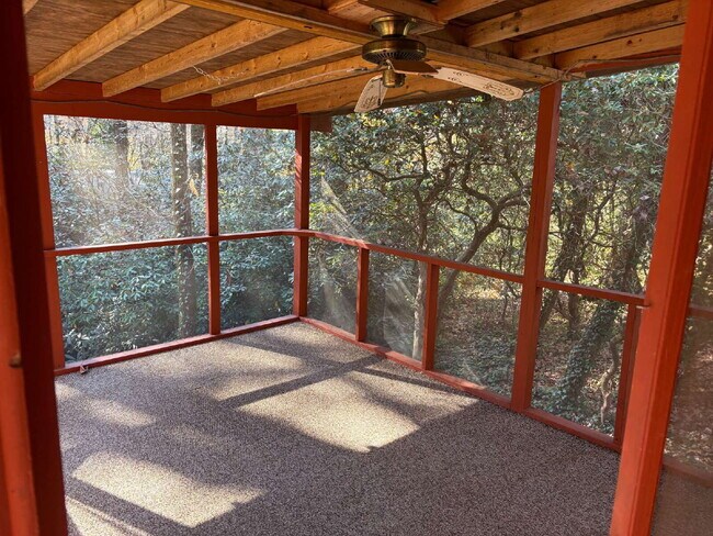 Building Photo - "Charming 3-Bedroom with 2 Full Baths in Hendersonville!"