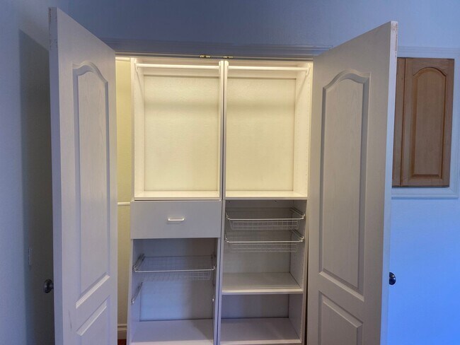 Building Photo - Spacious 3 bedroom, 2 bathroom Condo in Th...