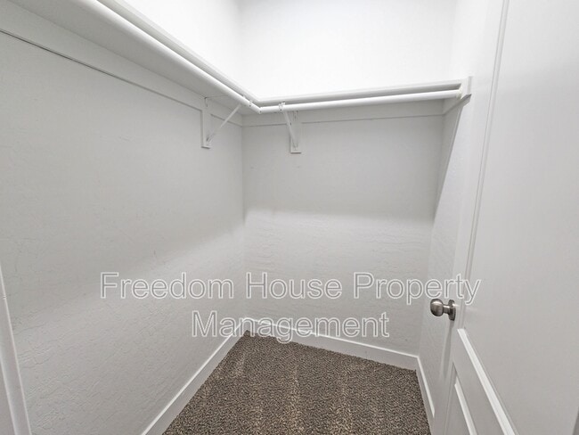 Building Photo - 1111 Sixshooter Ave