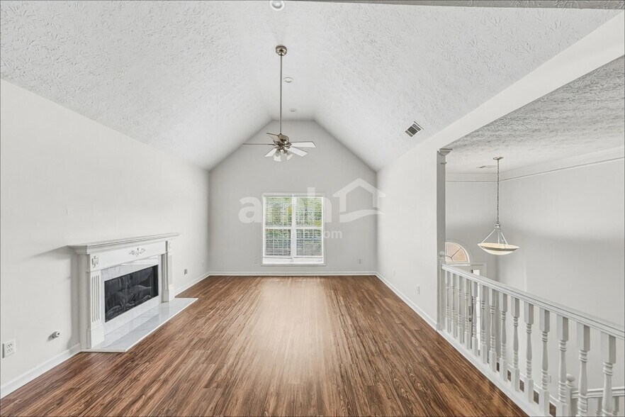 Building Photo - 1772 N Oak Dr