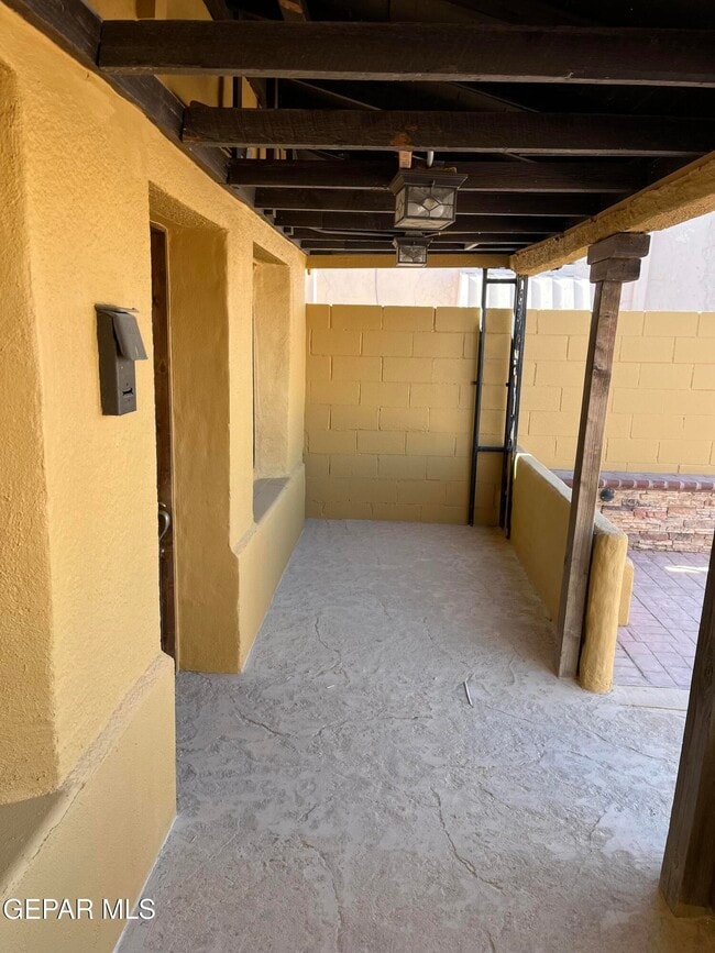 Building Photo - 614 E Missouri Ave