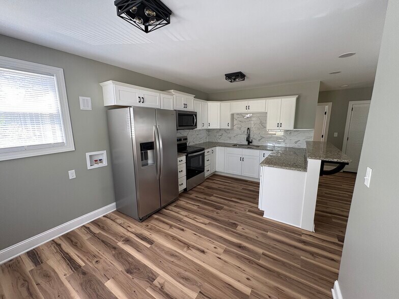 Building Photo - 2721 Robin Hood Dr
