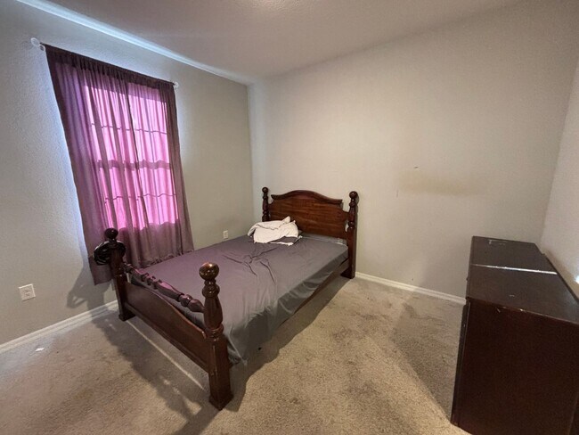 Building Photo - Large home in central Ocala location - Won't last