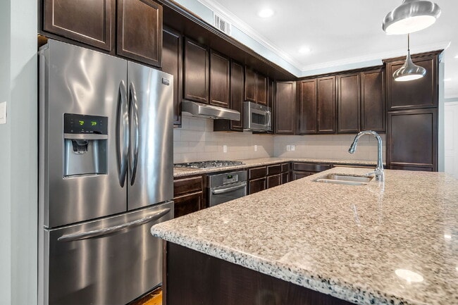 Building Photo - Nestled in the heart of Creekside Park - T...
