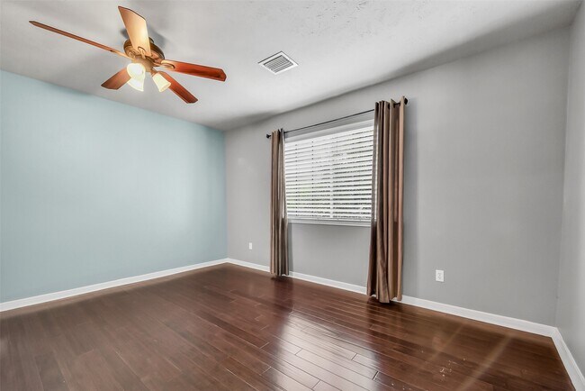 Building Photo - 2111 Riverside Dr
