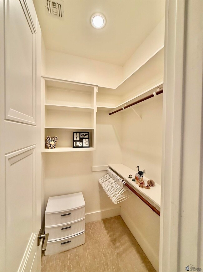 Building Photo - 1330 W Ridgeview Dr