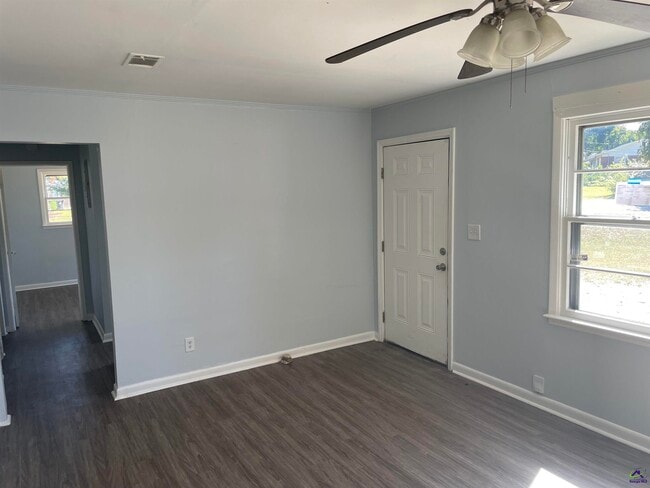 Building Photo - 805 Crestwood Terrace