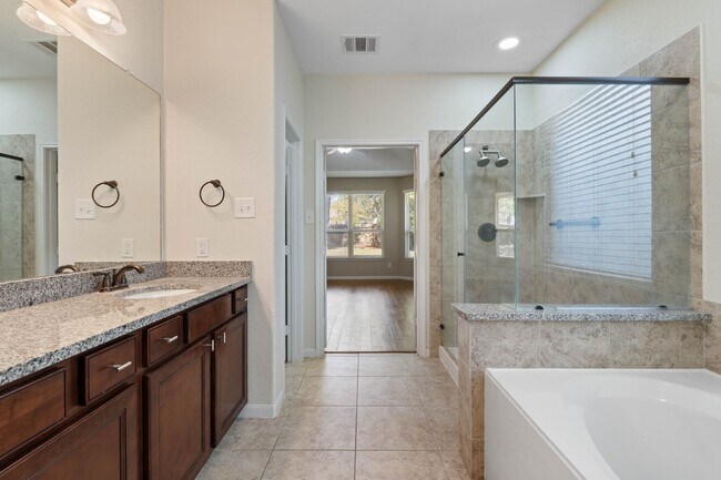 Building Photo - 208 Forest Peak Way