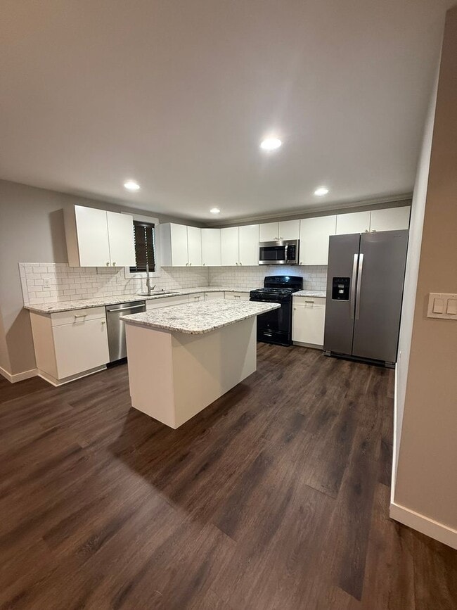 Building Photo - Beautifully renovated Pet Friendly Two Bed...