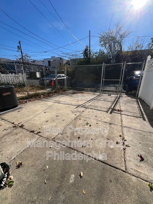 Building Photo - 1610 W Diamond St