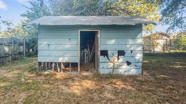 Building Photo - 204 Truman St