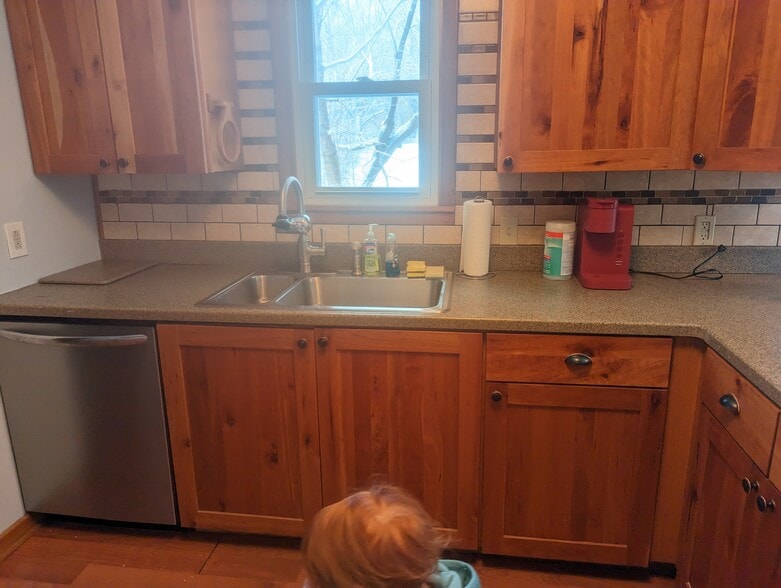 Building Photo - 212 Dewey St