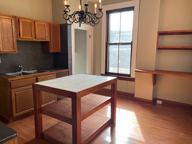 Building Photo - 2219 Scott St