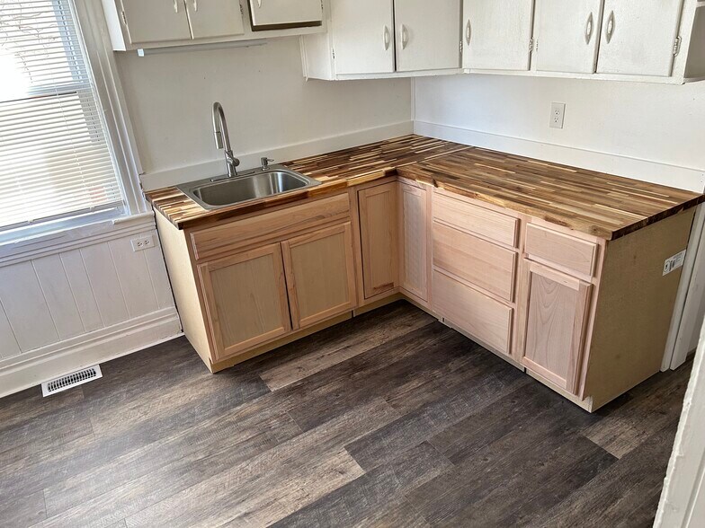 Building Photo - 16 Goebel Place