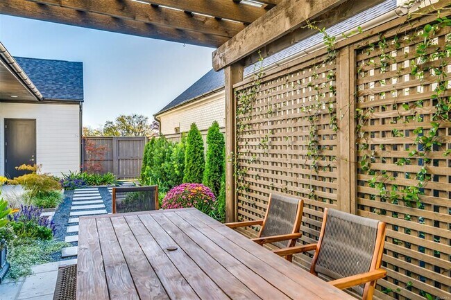 Building Photo - Desirable Hampstead Living!