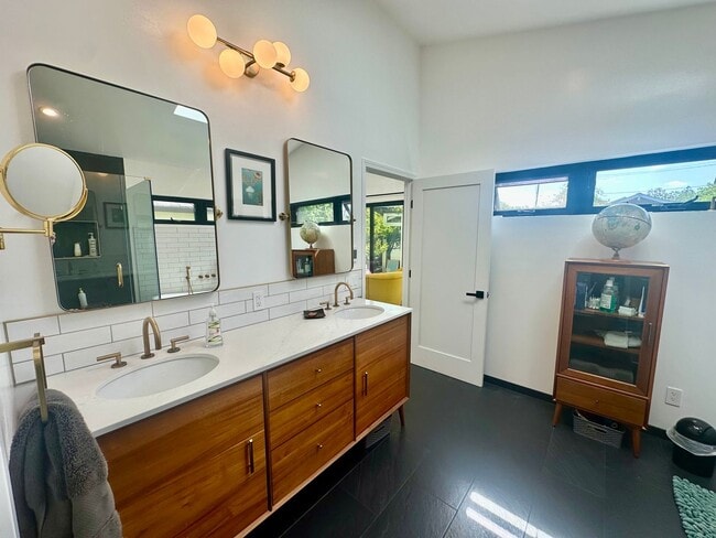 Building Photo - Palo Alto Dream Rental with Backyard Parad...