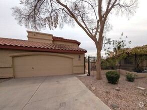 Building Photo - 3 Bedroom Patio Home in Joshua Village Nea...