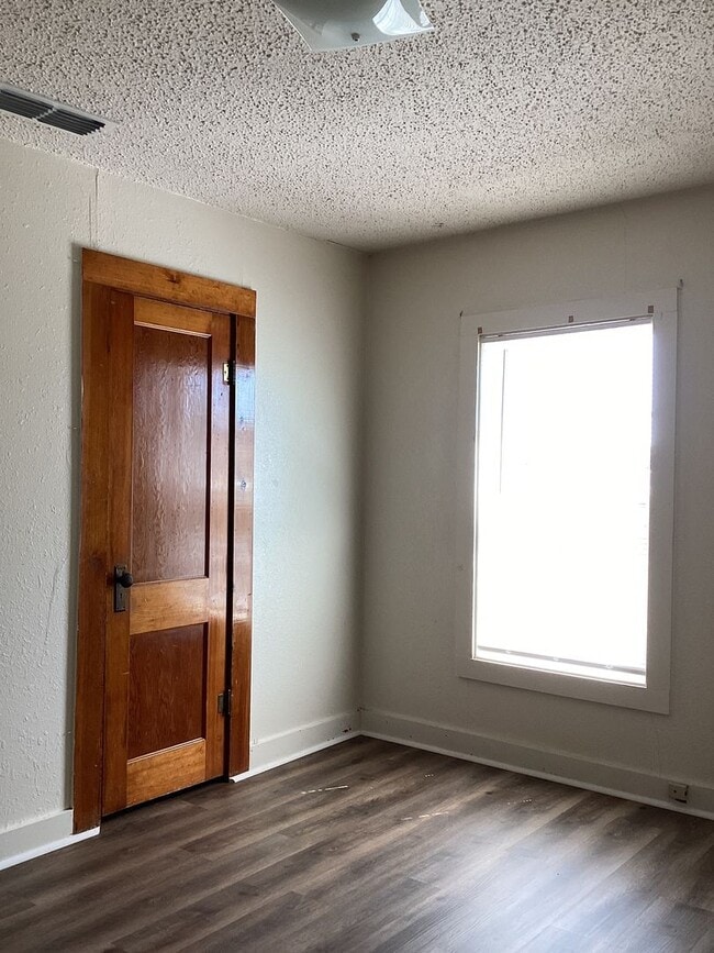 Building Photo - Charming 2 Bed 1 Bath Home Located in Portales!  Small Dogs and/or Cats Upon Approval!