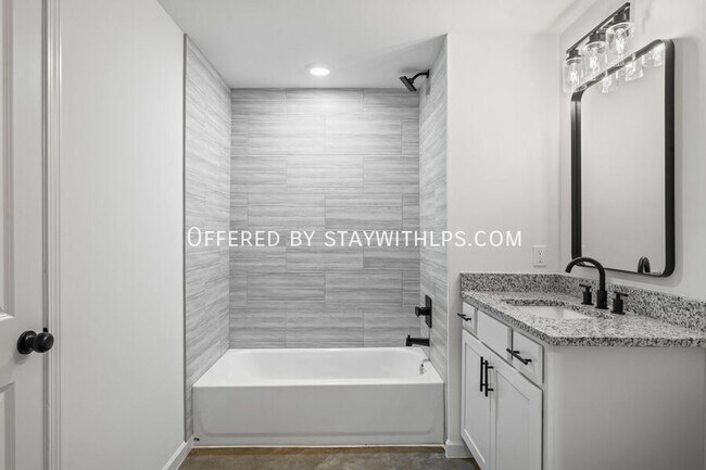 Building Photo - 1571 Court Ave