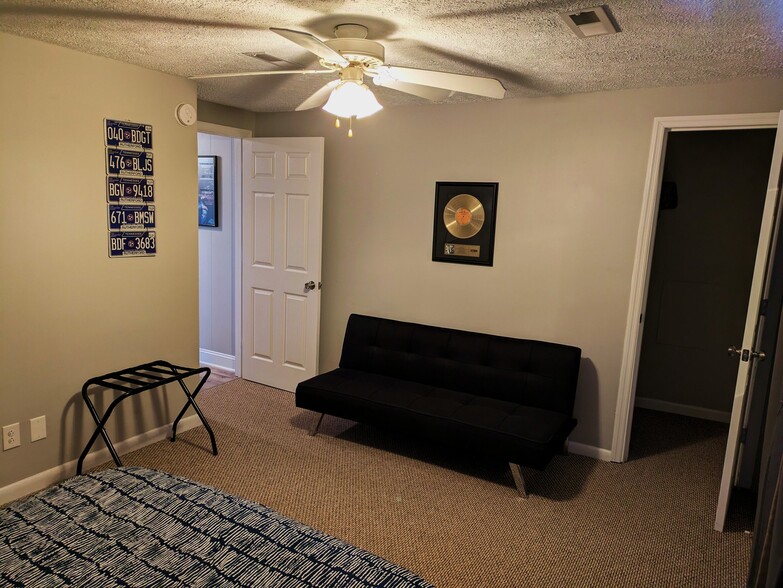 Building Photo - 401 Kingwood Dr