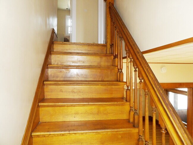 Building Photo - 3 Bedrooms | 2 Bathrooms Near UofM