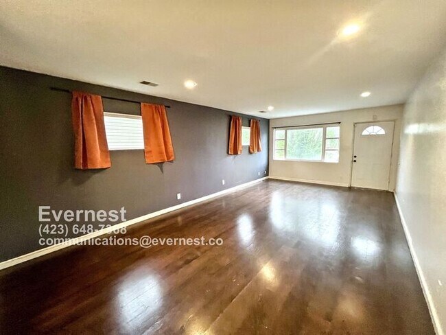 Building Photo - 1-Bedroom, 1-Bathroom Duplex with Convenie...