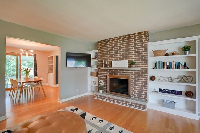 Building Photo - Charming West Side Single Family Home with Mid Century Modern feel
