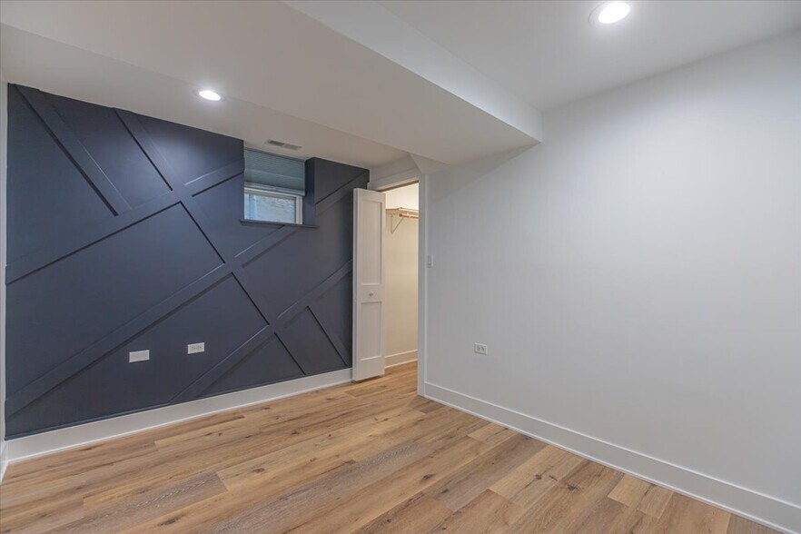 Building Photo - 1624 W Beach Ave