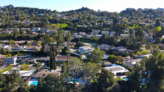 Building Photo - 16047 Meadowcrest Rd