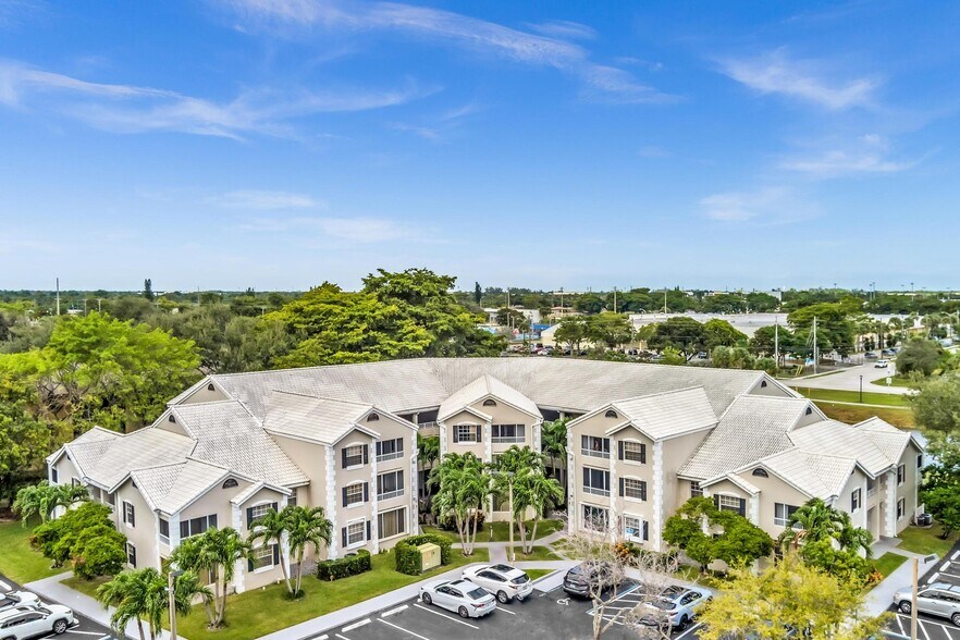 Building Photo - 2831 N Oakland Forest Dr