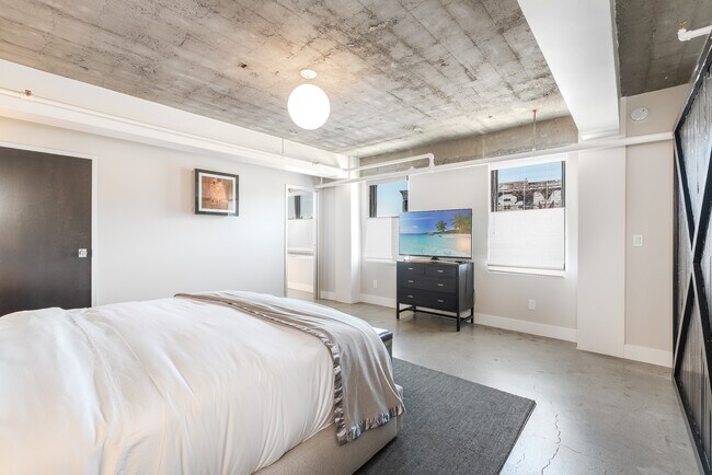 Building Photo - Penthouse