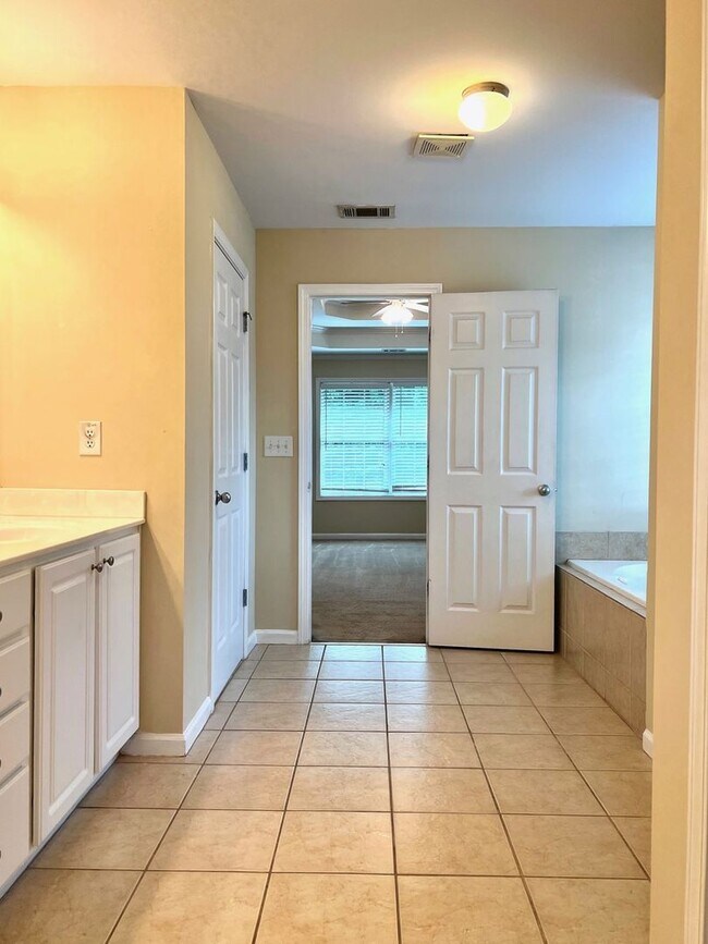 Building Photo - Large 4 Bedroom 2.5 Bath Home