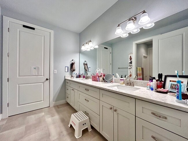 Building Photo - 930 E 54th St