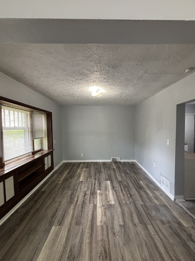 Building Photo - 805 Riverview Ave