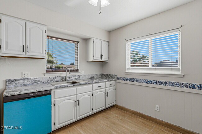 Building Photo - 2624 Lake Victoria Dr
